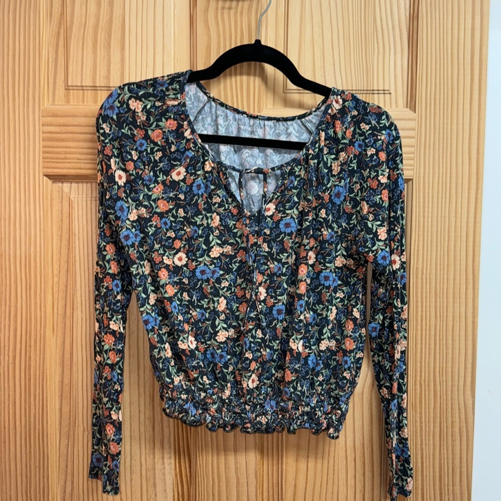 American Eagle Soft and Sexy Floral Ruched Bottom Long Sleeve Top Size Medium